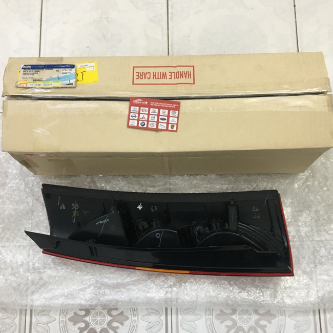 ĐÈN HẬU PHẢI FORD EVEREST 2005 -2007